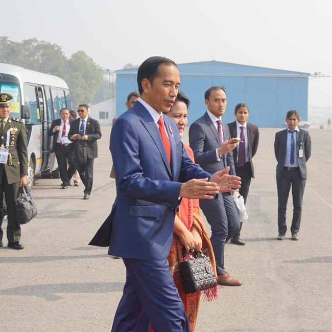 Saat berada di India, Iriana Jokowi memadukan tas Lady Dior miliknya dengan kebaya dan kain batik oranye. Foto: Biro Pers Setpres