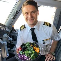 Pilot Keren Ini Selalu Bawa Bekal Sendiri Saat Terbang, Ini Sebabnya