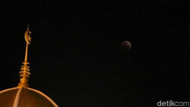 Tertutup Awan, Begini Penampakan Super Blue Blood Moon di Aceh