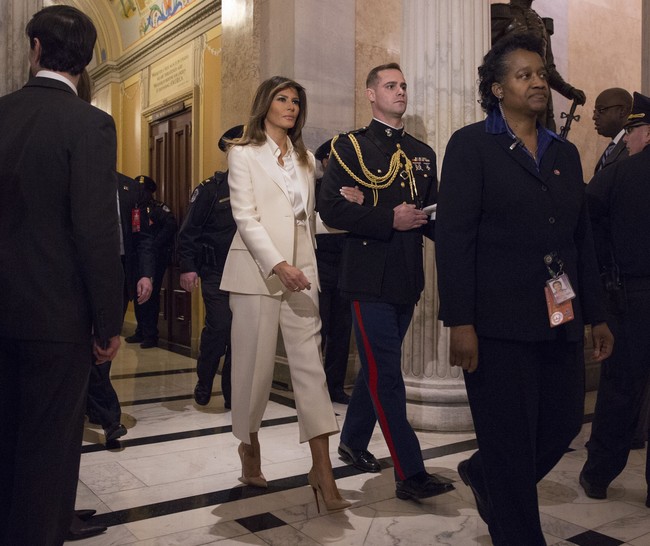 Setelah menghadiri State of the Union, Melania Trump mendampingi suaminya, Presiden Donald Trump, di pesta Super Bowl LII yang digelar di Palm Beach, Florida, AS, Minggu (4/2/2018). (Foto: Getty Images)
