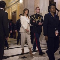 Setelah menghadiri State of the Union, Melania Trump mendampingi suaminya, Presiden Donald Trump, di pesta Super Bowl LII yang digelar di Palm Beach, Florida, AS, Minggu (4/2/2018). (Foto: Getty Images)