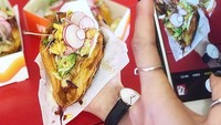 Isian yang mengenyangkan membuat tacro pas dilahap untuk sarapan. Tapi melahapnya tak bisa sambil jalan karena isiannya mungkin berantakan. Foto: Instagram