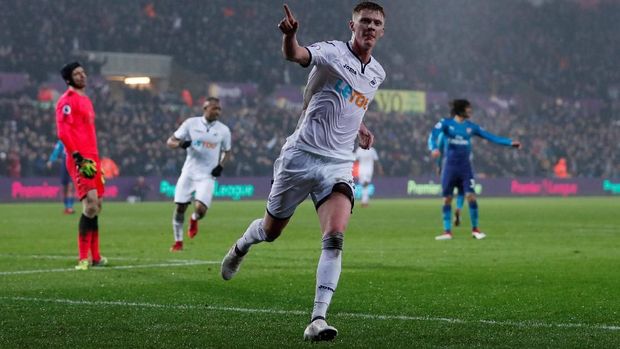 Samuel Clucas sukses memobrong dua gol ke gawang Arsenal.