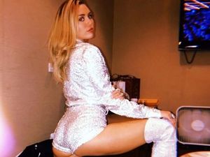 Miley Cyrus Makin Nakal, Sunan Kalijaga Diduga Nyatut Foto Tumpukan Dollar