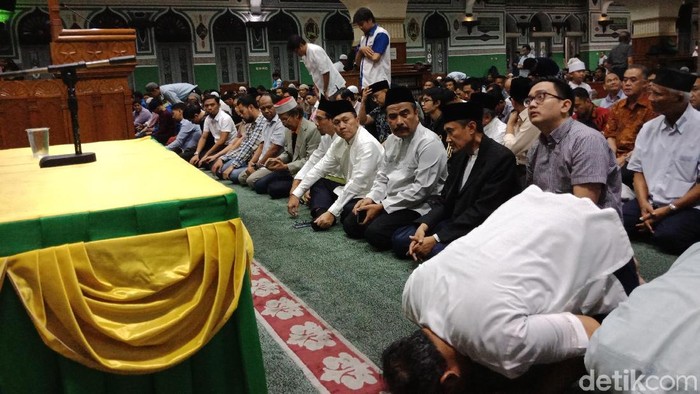 Ketua MPR Ikut Salat Gerhana Bulan di Masjid Al-Azhar