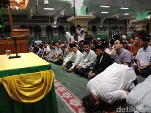 Ketua MPR Ikut Salat Gerhana Bulan di Masjid Al-Azhar