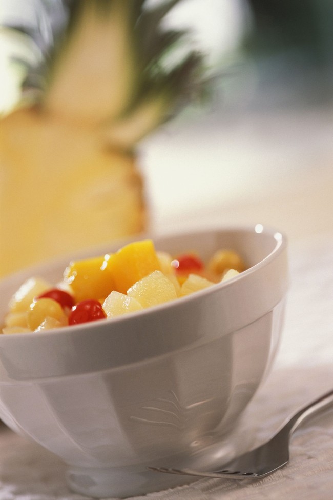 Buah kalengan mengandung air gula, dan buahnya pun dilapisi gula. Terlalu banyak gula tidak baik bagi gigi. Foto: Thinkstock