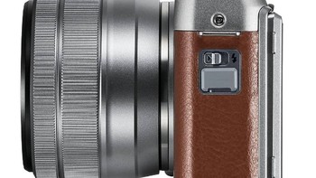 Kendati bodinya ringan dan compact, kamera ini menjanjikan mekanisme zooming mulus yang melintang dari sudut lebar 23 mm (setara format film 35 mm) ke 67,5 mm.  Foto: Fujifilm