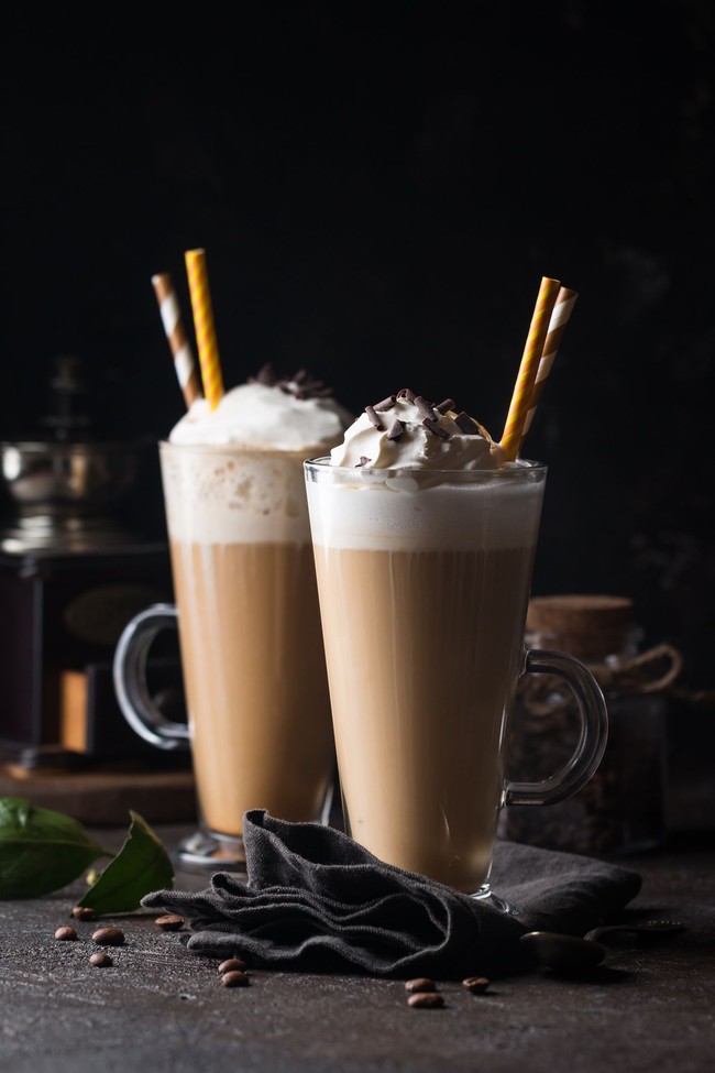 Frappuccino atau macchiato bisa jadi penyemangat di sela-sela kerja. Tapi minuman kopi manis ternyata bisa merusak dan menodai gigi. Gigi yang terkena susu dan gula dan dibiarkan berjam-jam akan menyulitkan air liur melindungi gigi dari efek merusak akibat asam yang tinggi, jelas Jonathan seperti dikutip dari Aol. Foto: Thinkstock