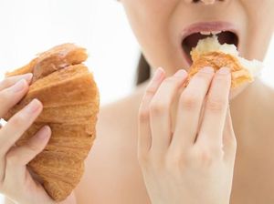 4 Langkah Cara Makan Croissant yang Benar