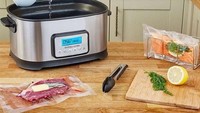 Lebih modern, di tahun 2000-an hadir alat sous vide. Orang menyebutnya merebus dalam kantung karena bahan makanan yang akan dimasak harus dimasukkan dalam kantung khusus dan dimasak dengan teknik serta suhu tertentu. Foto: Istimewa