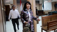 Adik yang juga bertindak sebagai kuasa hukum Ahok, Fifi Lety Indra, sudah berada di lokasi. Namun kuasa hukum Vero belum terlihat di lokasi.