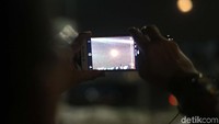 Seorang warga berusaha mereka Super Blue Blood Moon.