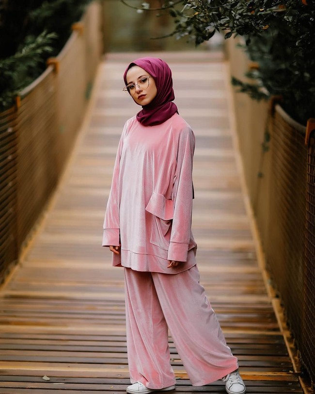 Mengenakan satu warna senada dari hijab hingga celana bisa memberikan efek visual tubuh jadi lebih jenjang. Jika ingin terlihat lebih tinggi, hindari pemakaian warna blocking, yaitu memakai warna berbeda dalam setiap item pakaian. Foto: Instagram