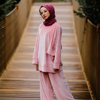Mengenakan satu warna senada dari hijab hingga celana bisa memberikan efek visual tubuh jadi lebih jenjang. Jika ingin terlihat lebih tinggi, hindari pemakaian warna blocking, yaitu memakai warna berbeda dalam setiap item pakaian. Foto: Instagram