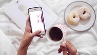 Donat kentang dengan paduan gula makin enak dinikmati bersama dengan secangkri teh hijau. Nyam! Foto: Instagram @ririnekawati