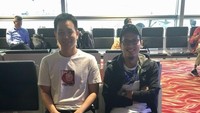 Tapi, ada yang sama lho saat mereka berangkat ke New Delhi. Ahsan dan Hendra, yang sama-sama mendapatkan predikat hot papa dari netizen, memakai sepatu yang sama.(Widya Amelia/Humas PBSI)