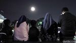 Antusias Warga Saksikan Super Blue Blood Moon di Kota Tua
