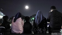 Warga menyaksikan proses gerhana bulan.