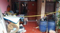 Sejak Rabu pagi warga berdatangan dan berkerumun di sekitar rumah kerangka. Mereka penasaran dengan rumah yang selama ini didiami oleh lima orang yang terdiri dari pasutri dan tiga orang anaknya.  