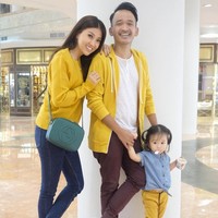 Tas Gucci berwarna emerald green seharga US$ 1.190 atau Rp 15,9 jutaan mempermanis gaya Sarwendah yang tampil kompak dengan busana nuansa kuning dengan suami dan putri kecil mereka. Foto: Instagram