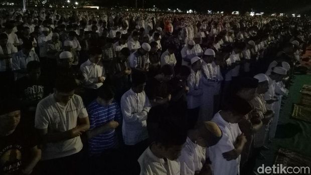 Syahdunya Warga Makassar Salat 'di Bawah' Gerhana Bulan