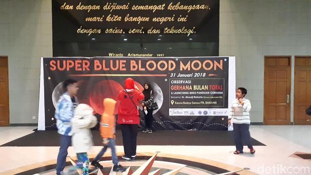 Ratusan Orang Padati Gedung Sabuga Saksikan Gerhana Bulan Total