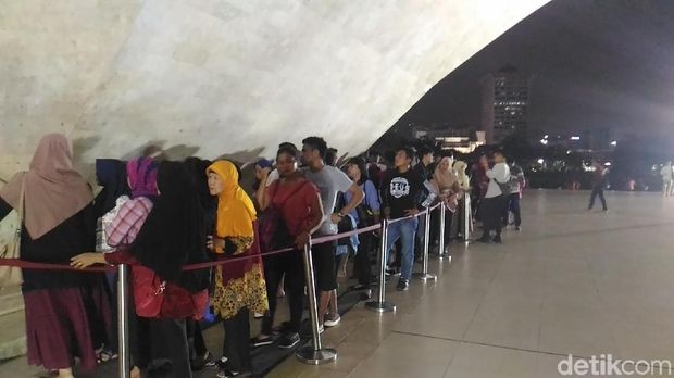 Warga Rela Antre Panjang Demi Lihat Gerhana Bulan dari Tugu Monas