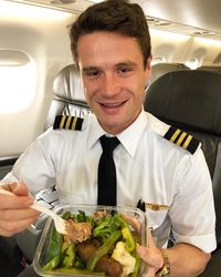 Pilot Keren Ini Selalu Bawa Bekal Sendiri Saat Terbang, Ini Sebabnya
