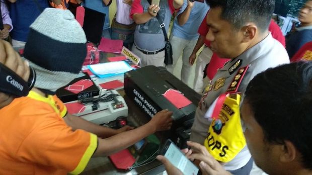 Pelaku mempraktikkan bagaimana cara memalsu KTP