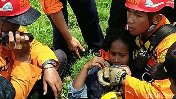 Seorang Wanita Coba Bunuh Diri Panjat Tower Sutet di Cilacap