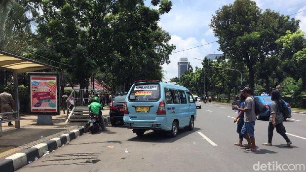  Para sopir angkot Tanah Abang membubarkan diri dari Jl Medan Merdeka Selatan, Rabu (31/1/2018)