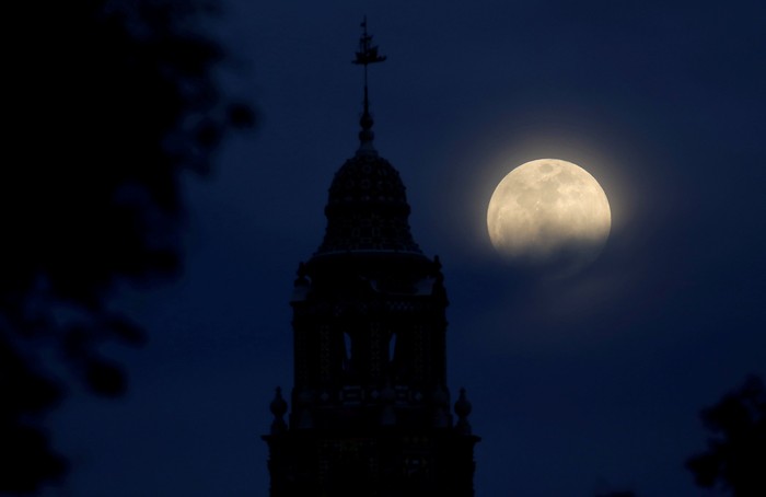 A blue moon rises over Balboa Parks California Tower in San Diego, California, U.S., January 30, 2018.    REUTERS/Mike Blake     TPX IMAGES OF THE DAY