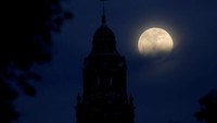Super blue blood moon di San Diego, California (Foto: REUTERS/Mike Blake)