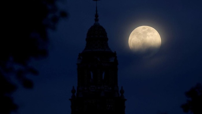 A blue moon rises over Balboa Parks California Tower in San Diego, California, U.S., January 30, 2018.    REUTERS/Mike Blake     TPX IMAGES OF THE DAY