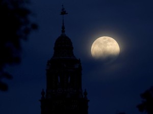 Nanti Malam, Fenomena Blue Moon akan Hiasi Langit Indonesia