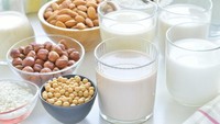 Susu almond bisa dipadukan dengan kopi yang. Selain mengandung banyak kalsium, susu ini juga rendah lemak. Kalau tidak suka almond, Anda juga bisa gunakan susu kedalai atau susu kacang. Foto: Istock