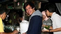 Atau Harry Styles lagi jajan di angkringan. Foto: Instagram/indrahakim