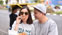 Habis jajan lekker, Chelsea menyantap sambil memuji rasanya. Lekker ini enakkk kebangetan, tulisnya dalam captions.