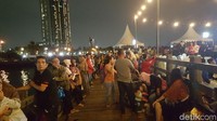 Para pengunjung antusias melihat fenomena yang terjadi 150 tahun sekali ini (Syanti/detikTravel)