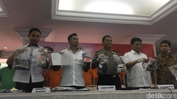 Polda Metro merilis kasus sopir grap pengantar tuyul.