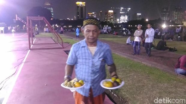PKL Bagikan Makanan Gratis ke Pengunjung Monas yang Salat Gerhana