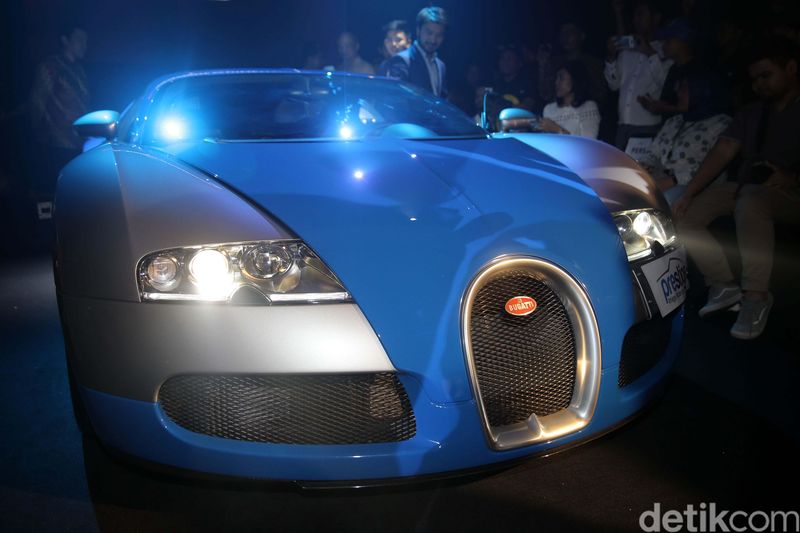 Untuk pertama kalinya Indonesia kedatangan mobil hypercar secara resmi. Mobil itu adalah Bugatti Veyron 16.4.