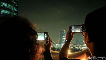 Banyak yang mengabadikannya melalui kamera ponsel maupun kamera DSLR agar bisa menangkap wajah satelit Bumi itu dengan jarak yang lebih dekat. (Foto: detikINET/Adi Fida Rahman)