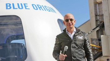 Selain kecintaannya pada buku yang membuatnya meretas jalan jadi raja e-commerce, kegemaran Bezos akan sains pun membuatnya mendirikan Blue Origin yang punya misi ke luar angkasa. Foto: Istimewa