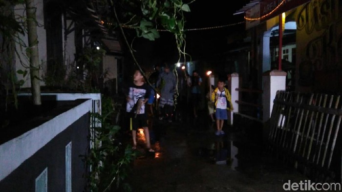 Warga Purworejo Keliling Kampung Tabuh Kentongan Saat Gerhana Bulan (dok detikcom)