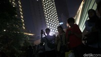 Ada juga yang dengan mata telanjang.