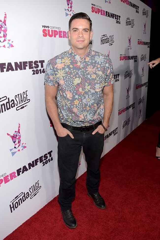 Meski cenderung simpel, Mark tak ragu mengenakan busana yang bermotif dan ramai warna seperti kemeja floral ini. Foto: Getty Images