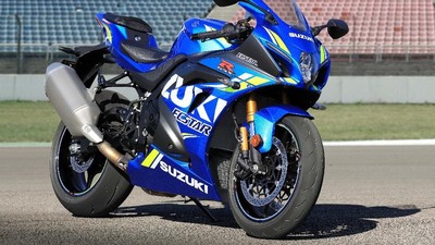 Motor MotoGP Suzuki Mengaspal di Jalan Umum