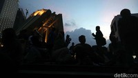Warga sudah datang sejak sore tadi.